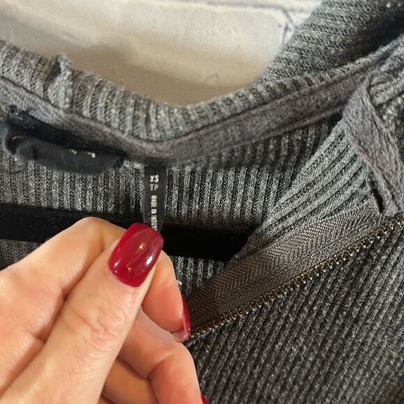 🧥 Out From Under by Urban Outfitters Cropped Ribbed Gray Hooded Jacket - Sz XS - Picture 3 of 5